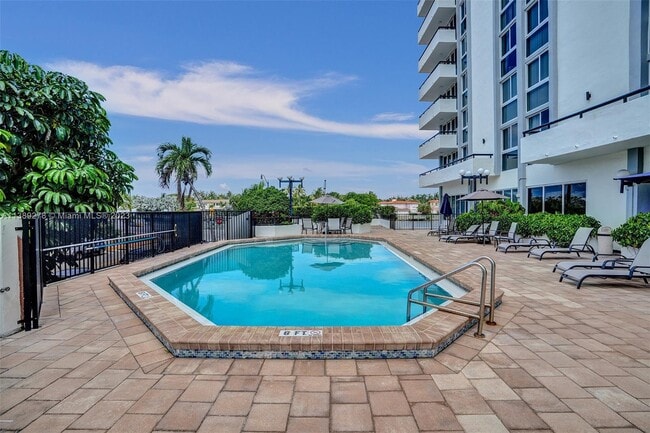 3200 Collins Ave Unit 8