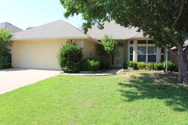 Building Photo - Great West side home located close to shop...
