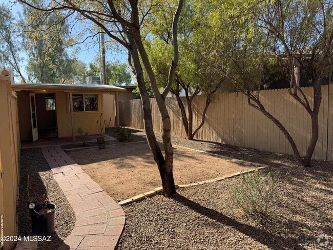 Building Photo - One bedroom one bath with yard! Unit 2 Rental