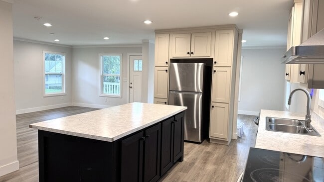 Photo - 209 King St