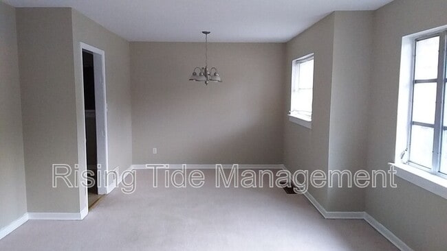 1136 Dogwood Ln