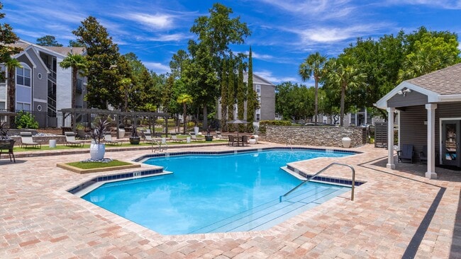 Ya sea que esté tomando sol o disfrutando de una conversación junto a la piscina, nuestra amplia terraza es el lugar perfecto para relajarse. - The Oasis at 1800