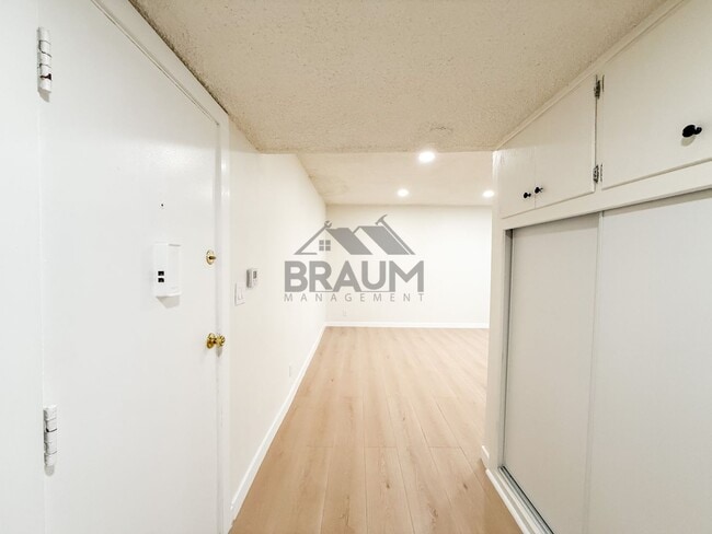 Photo - 5252 Hermitage Ave Unit 1