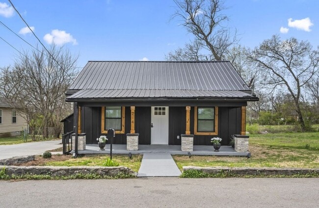 Building Photo - Charming 2BR Lebanon Home with Modern Updates & Large Yard