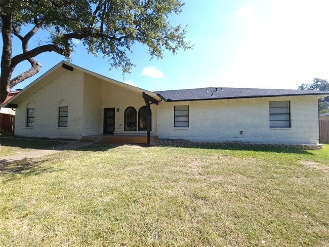 Building Photo - 1502 Hiawatha Way