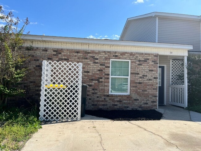 Building Photo - AVAILABLE NOW!! 2 Bed / 2 Bath Townhome in the Heart of FWB