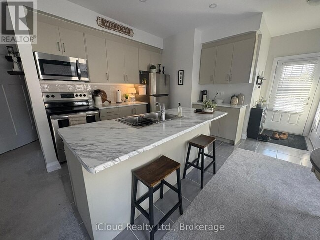 Photo - 677 Park Rd N