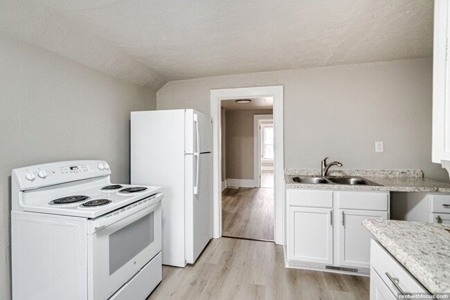 Building Photo - 702 S Commercial St Unit 109 Division St