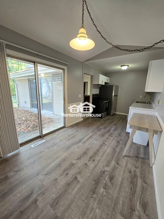 Photo - 32 Woodpecker Ridge Rd