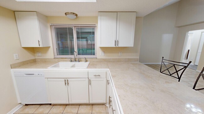 Photo - 680 Roger Sherman St