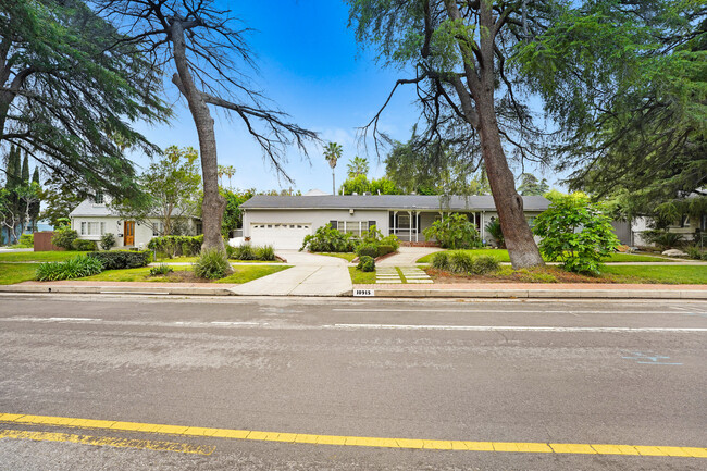 Photo - 10915 White Oak Ave Casa