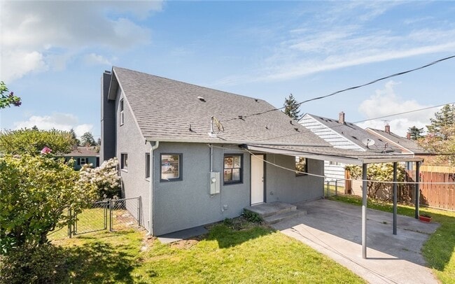 Photo - Perfect & Charming 3 bedroom Plus 1.75 Bath Craftsman Home in Tacoma!!