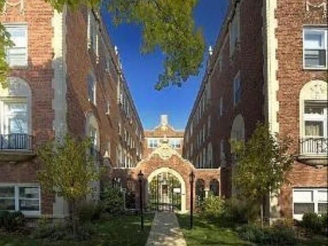 Building Photo - Rogers Park Gem with in-unit Laundry