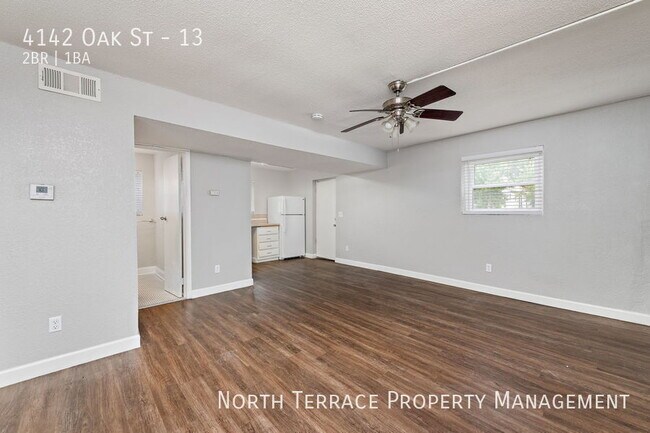 Photo - Spacious 2 Bedroom with Balcony 1 Block fr... Unidad 13