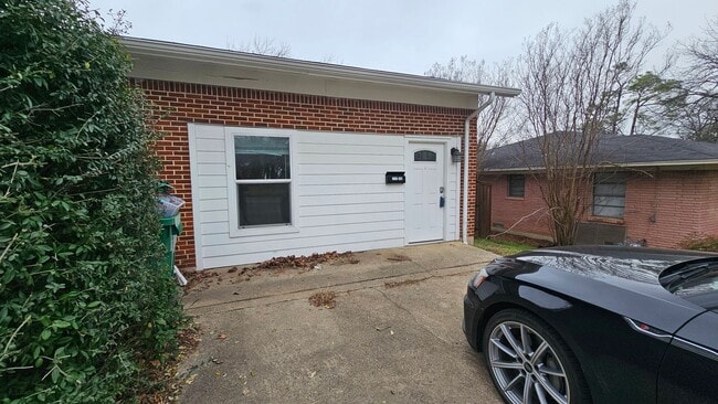 Building Photo - 2115 Glenwood Ln Unit #100