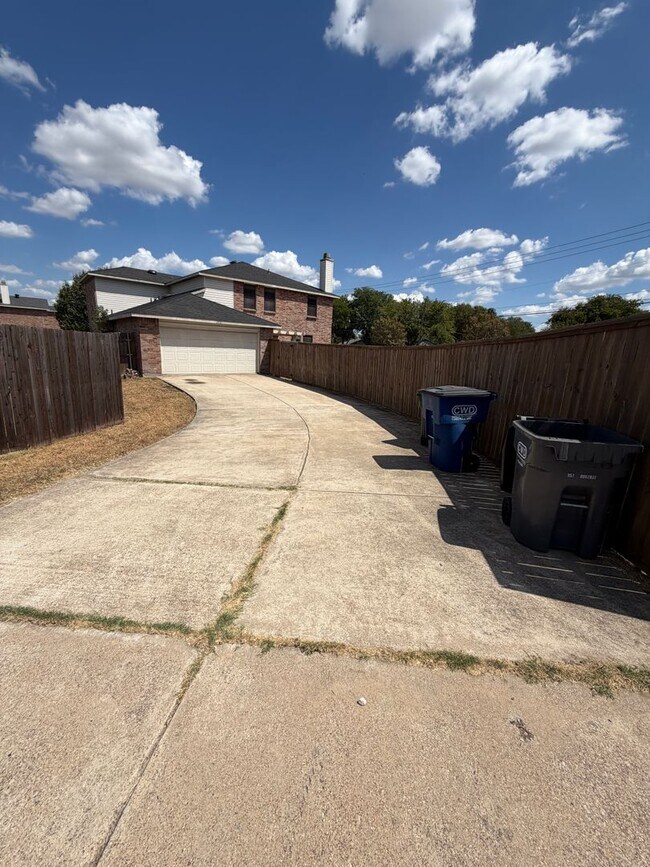 2801 Yellow Rose Ln