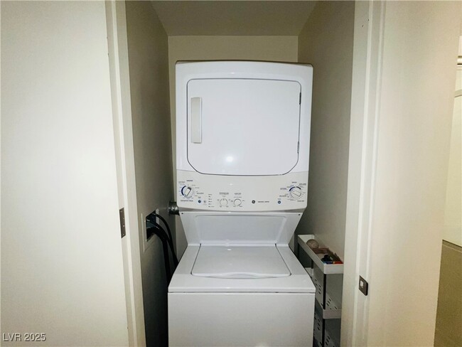 Building Photo - 353 E Bonneville Ave Unit 209 Rental