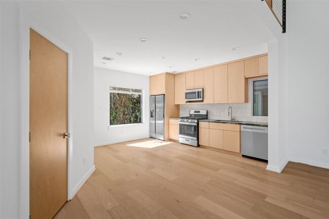 Building Photo - 4429 Woodside St Rental