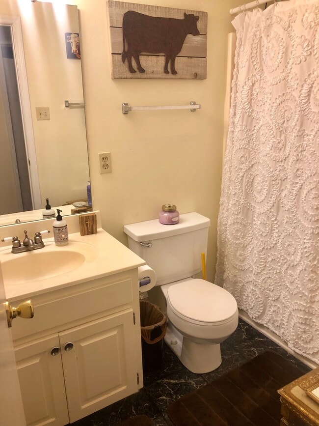 Building Photo - Cute cottage next to campus!