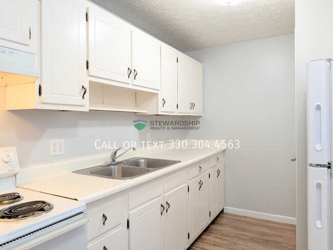 Photo - 1111 N Elm St Unidad E