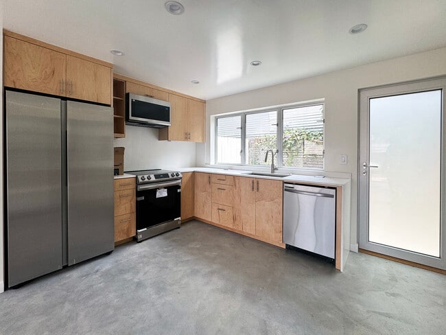 Building Photo - 5644 Aldama St Rental