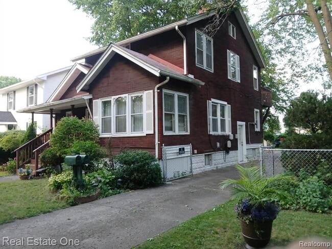 Photo - 400 Stratford Rd