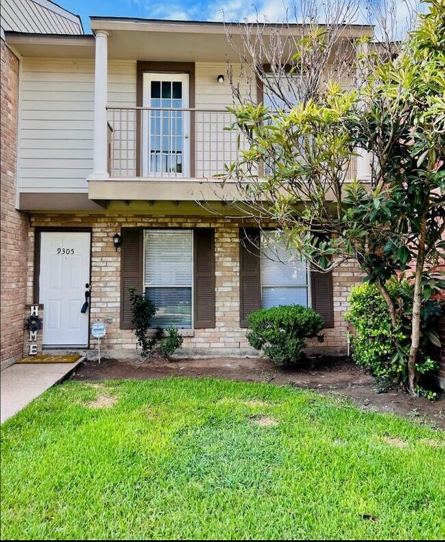 9305 Westwood Village Dr Townhome For Rent in Houston, TX