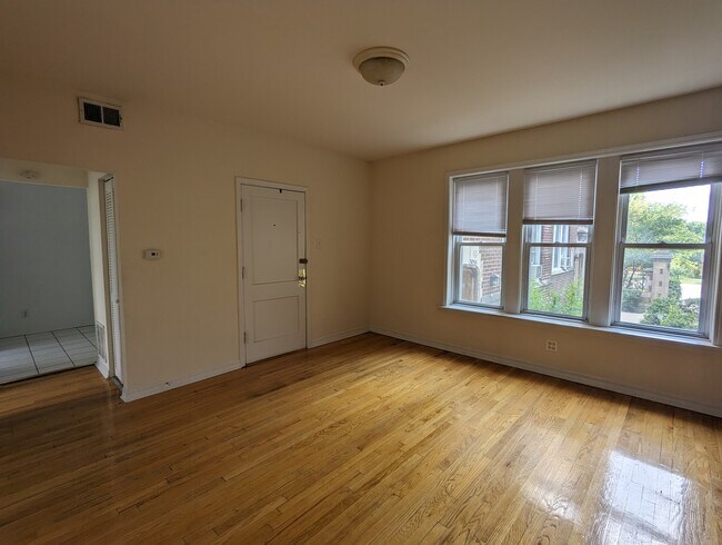 Photo - 3040 W Wellington Ave Unit 1