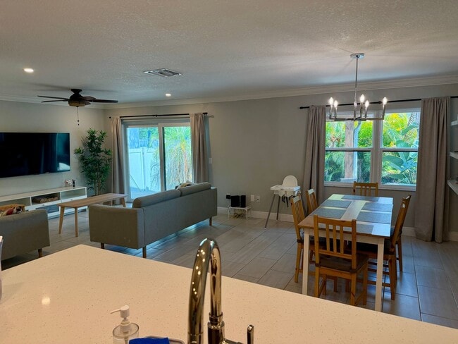 Photo - Updated 3 Bed 2.5 Bath Townhouse - SoHo / Hyde Park Area