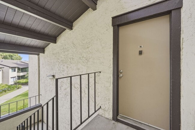Building Photo - Top Floor 3 Bed, 2 Bath Condo in Desirable Greenhouse 1 Community!