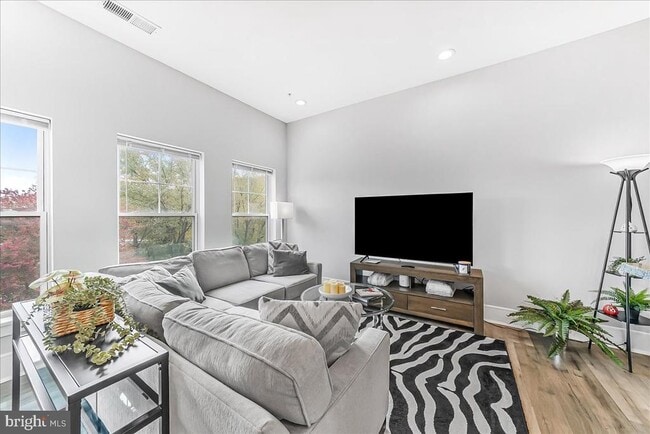 Photo - 537 Apple St Unit 302