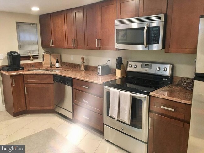 Building Photo - 1242 Pennsylvania Ave. SE Rental