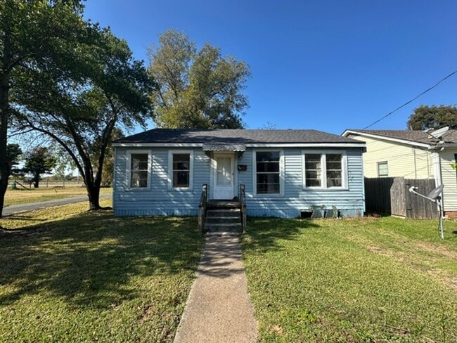 Photo - 701 Whittington St