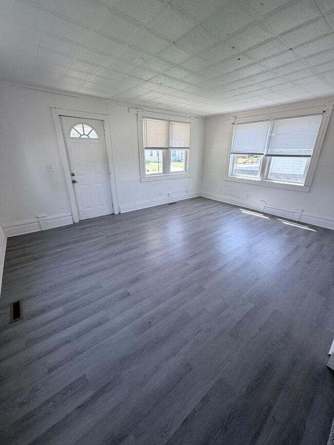 Photo - 952 E Broadway St