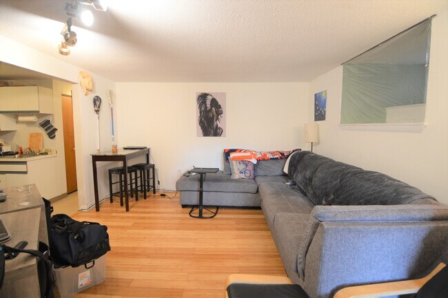 21 Kinross Rd Unit 1