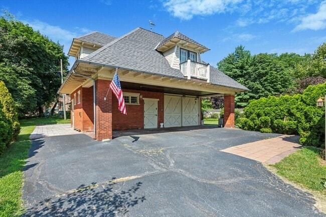 Building Photo - Renovated 2-Bed Carriage Home with Private...