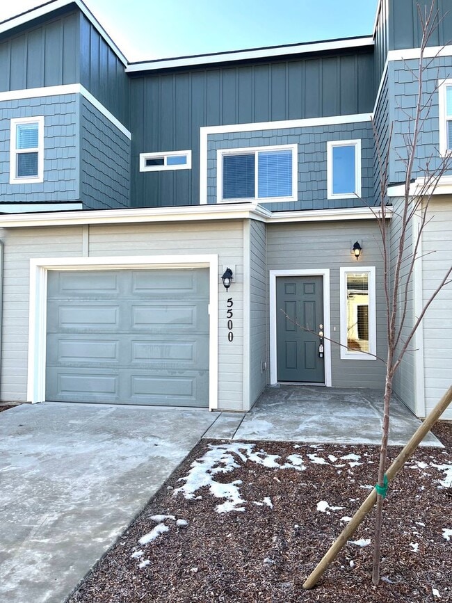 Building Photo - Newly Built Townhome