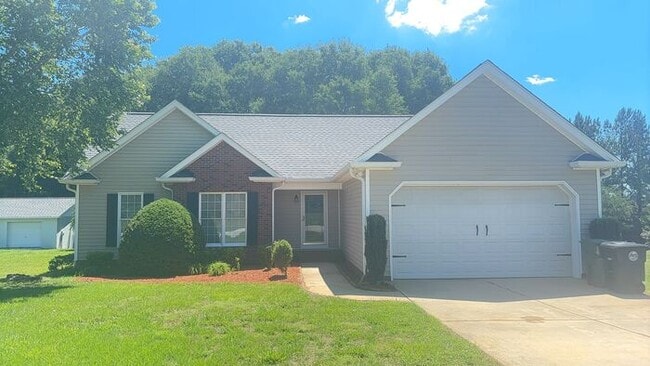 Building Photo - Large 3 Bedroom 2 Bath House