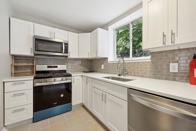 Building Photo - 933 League St Rental
