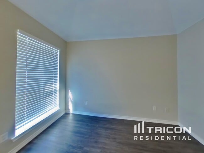 Photo - 301 Heath St