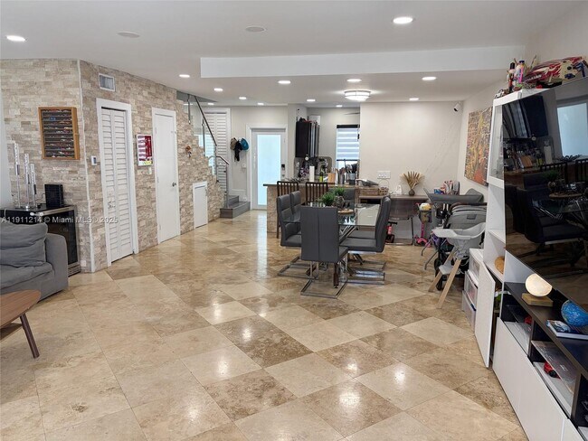 Photo - 3690 NE 167th St Unidad 34