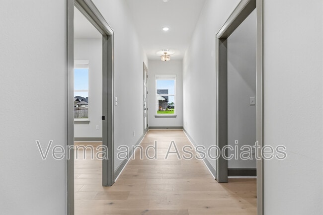Photo - 930 Trestle Ln