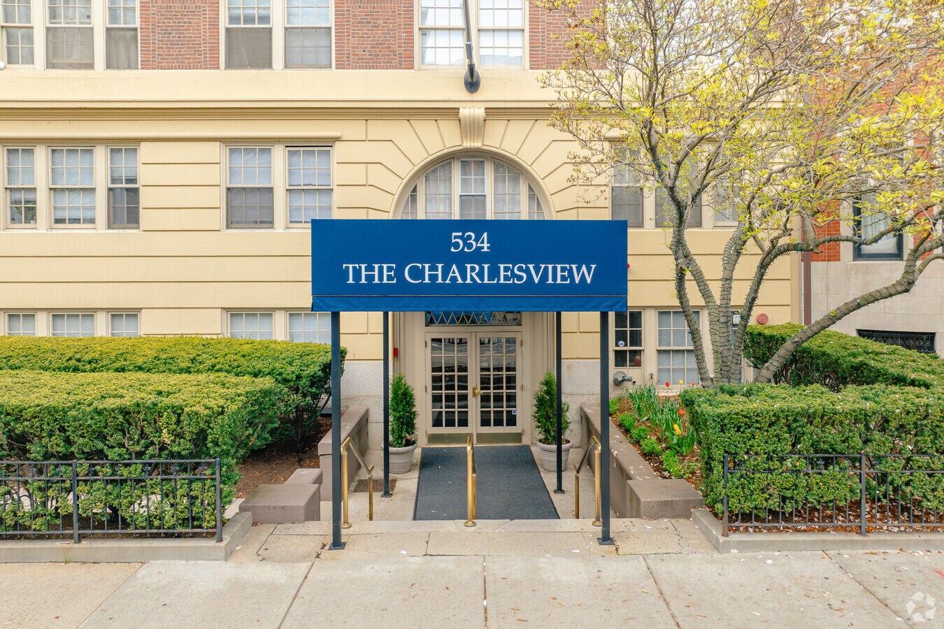 Entrada del edificio - The Charlesview