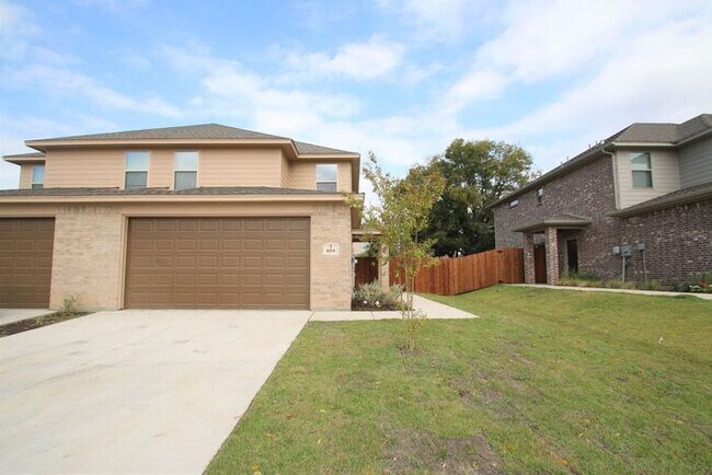 Townhome @ Jameson St. | Luxury 3 Bed / 2.5 Bath | Private Fenced Backyard