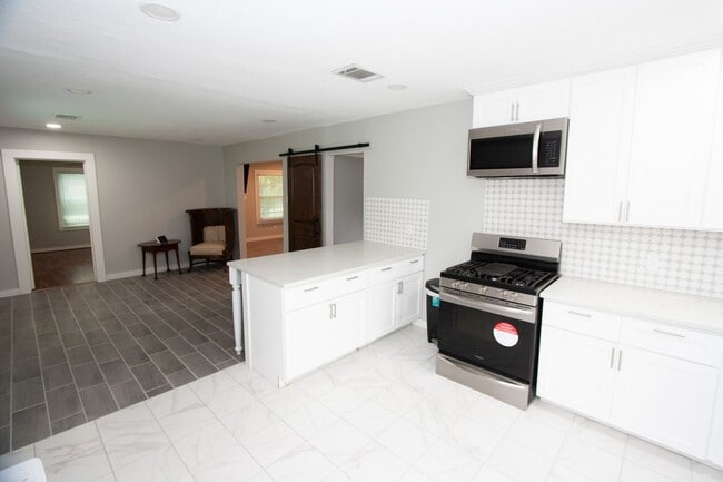 Photo - 2422 Lone Oak Rd