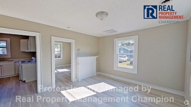 Building Photo - Recently updated 2 BD/1 BA Home in the hea...