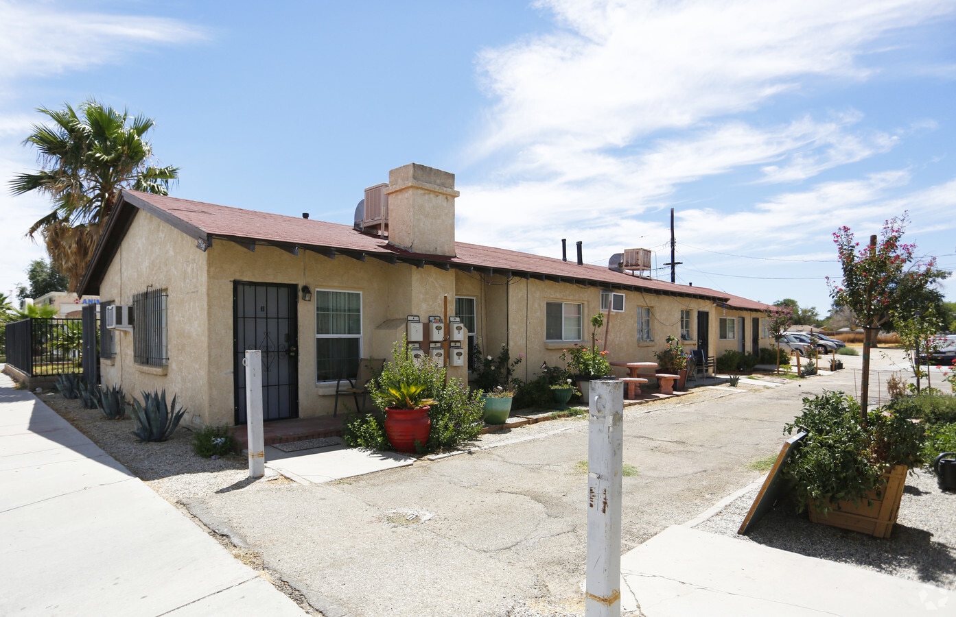 Building - 44641-44643 W 10th St