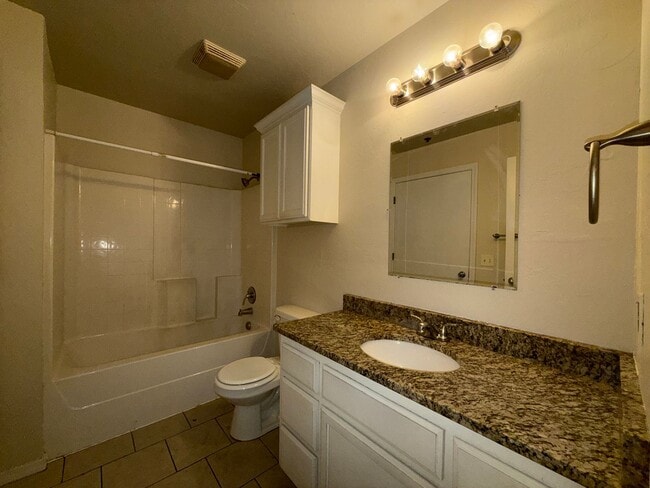 Photo - 2442 NW 39th St Unidad #109