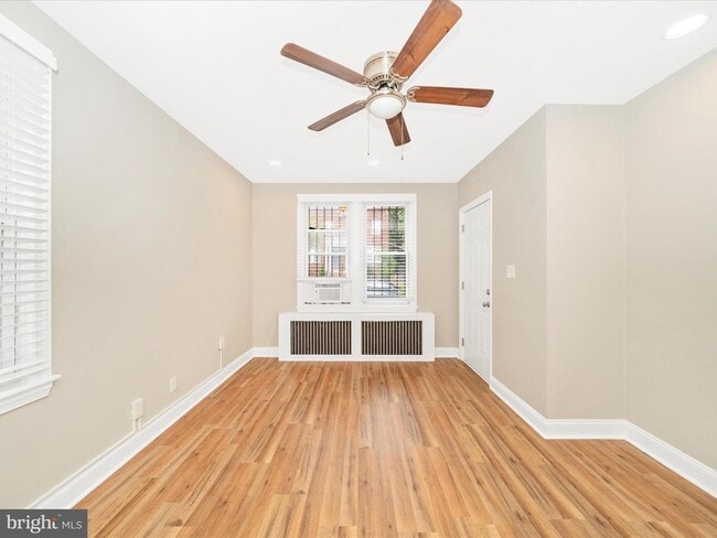 Sala de estar - 4215 Dix St NE