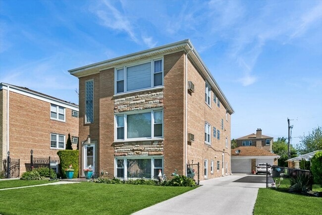 Building Photo - 7322 W Crain St Unit 1FL